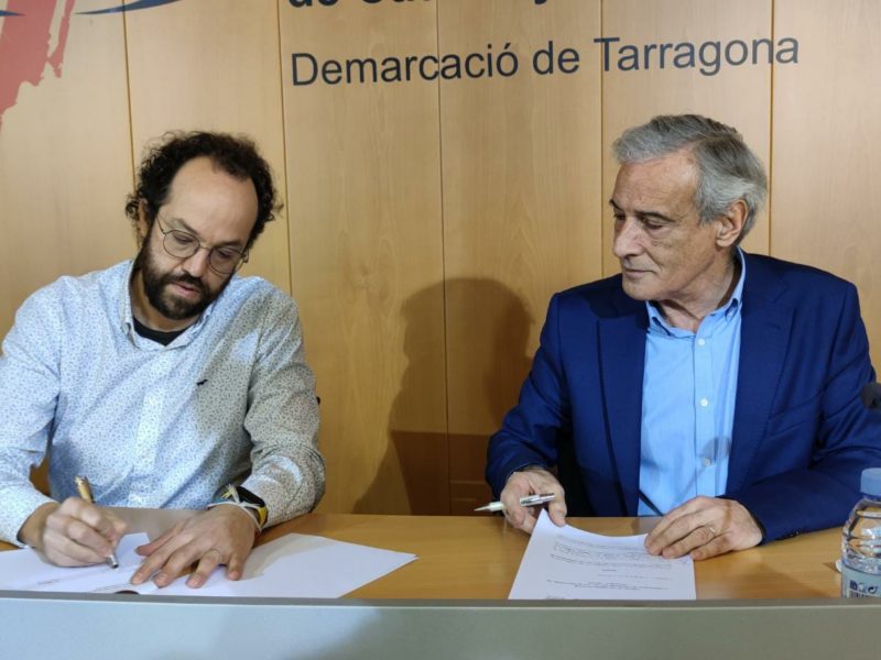 Esteve Giralt i Pep Bertran signen el conveni de col·laboració entre el Col·legi de Periodistes i Repsol