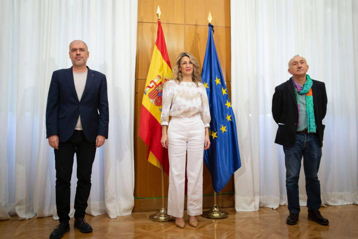 La vicepresidenta segona i ministra de Treball, Yolanda Díaz, amb els secretaris generals de CCOO i UGT, Unai Sordo i Pepe Álvarez, després de la reunió sobre l'SMI