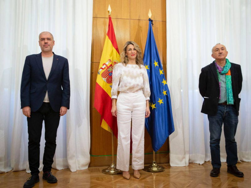 La vicepresidenta segona i ministra de Treball, Yolanda Díaz, amb els secretaris generals de CCOO i UGT, Unai Sordo i Pepe Álvarez, després de la reunió sobre l'SMI