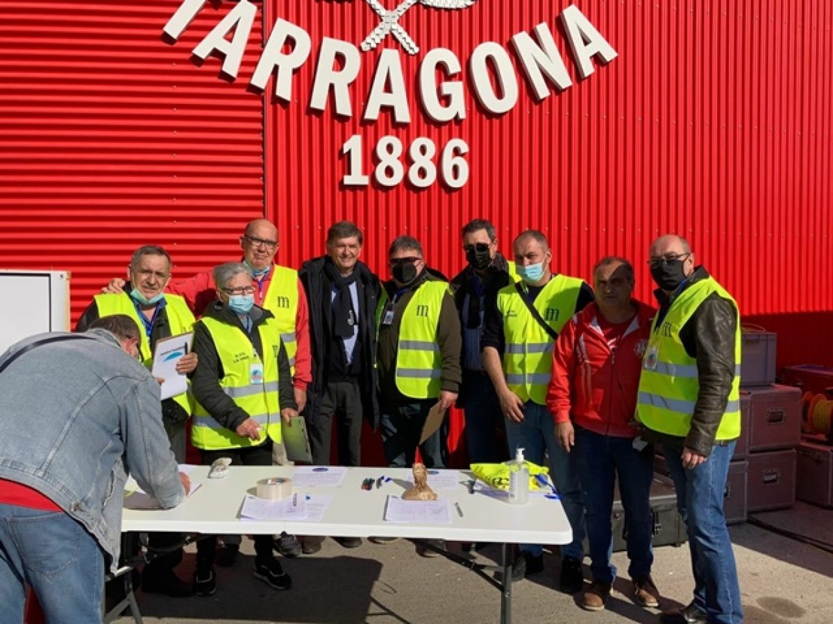 'Mayores Seguros' va aconseguir un miler de signatures diumenge al Nou Estadi.