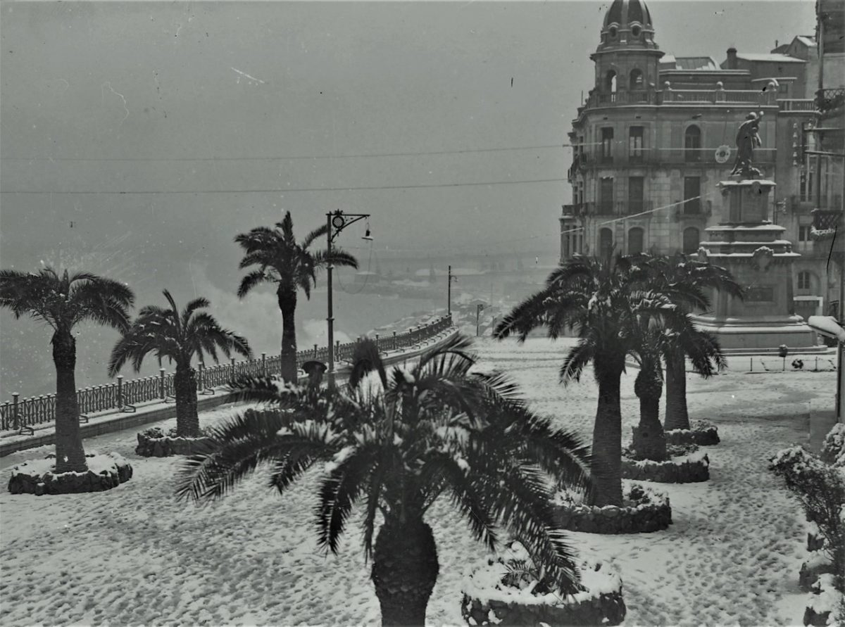 Fotografia de Gerard Chinchilla que retrata el Balcó del Mediterrani nevat el 5 de febrer de 1954. Foto: Chinchilla. Centre d’Imatges de Tarragona / L’Arxiu.