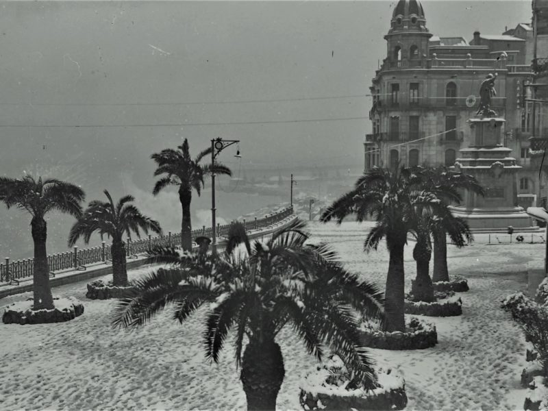 Fotografia de Gerard Chinchilla que retrata el Balcó del Mediterrani nevat el 5 de febrer de 1954. Foto: Chinchilla. Centre d’Imatges de Tarragona / L’Arxiu.