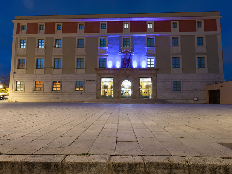 Façana Diputació il·luminada de blau