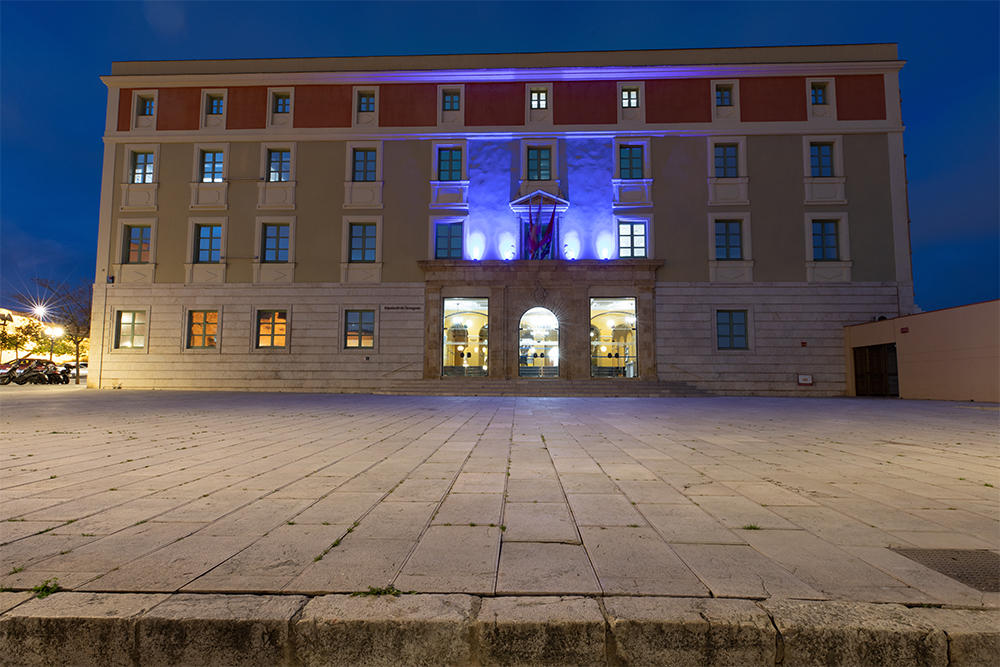 Façana Diputació il·luminada de blau