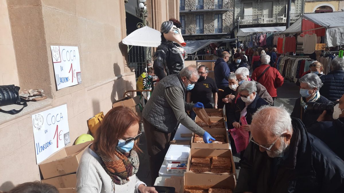 Gran ambient a la plaça Corsini entre el mercadet ambulant i la parada de la Colla La Bóta. Foto: Mauri Fernández.