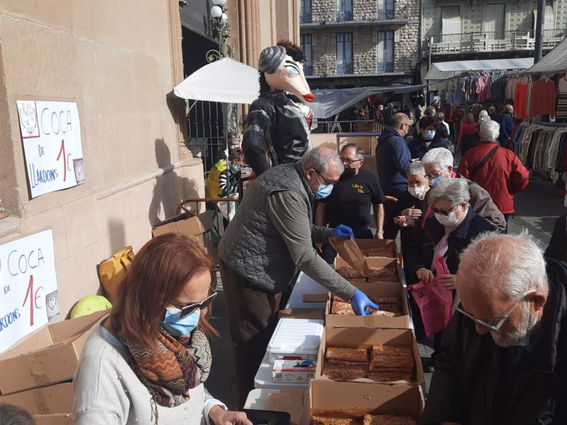 Gran ambient a la plaça Corsini entre el mercadet ambulant i la parada de la Colla La Bóta. Foto: Mauri Fernández.