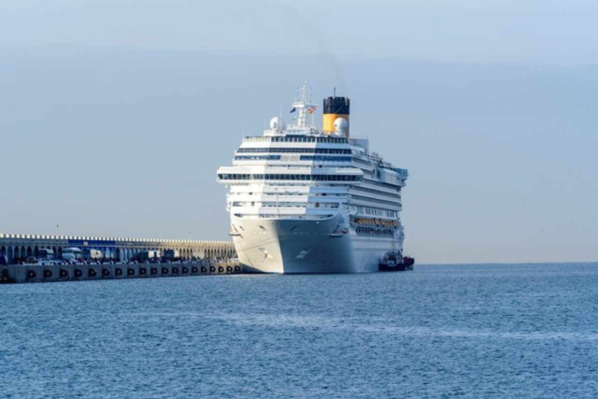 Un creuer a les instal·lacions del Port de Tarragona.