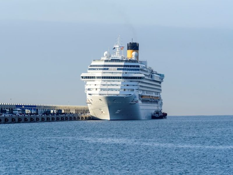 Un creuer a les instal·lacions del Port de Tarragona.