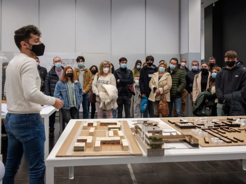 Un moment de la visita de futurs estudiants i familiars a l'Escola Tècnica Superior d'Arquitectura durant les Jornades de Portes Obertes de la URV.