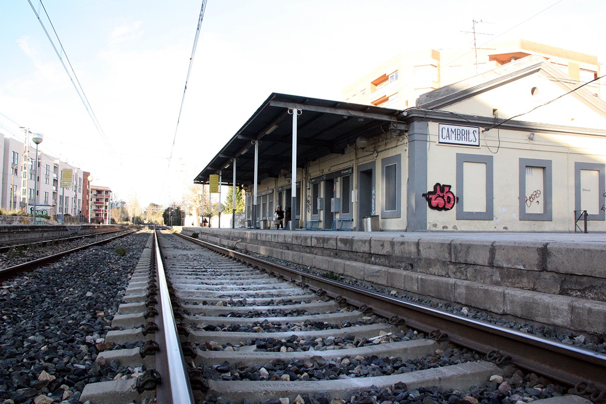 Les vies de l'antiga estació de Cambrils, fora de servei. Foto: ACN.