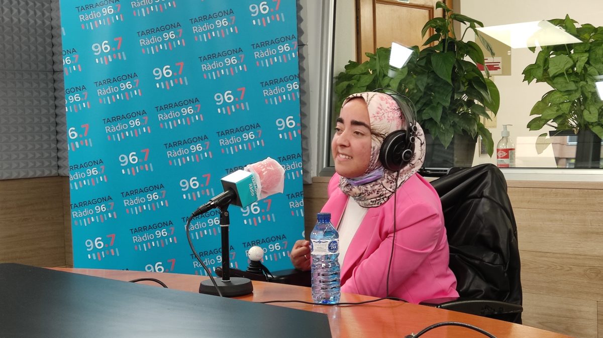 La Hanan Riyani durant la seva intervenció a Heroïnes Anònimes, a Tarragona Ràdio.