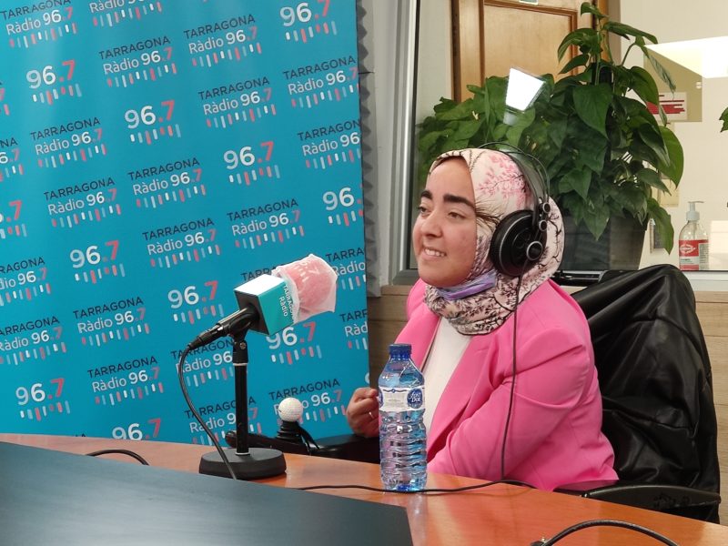 La Hanan Riyani durant la seva intervenció a Heroïnes Anònimes, a Tarragona Ràdio.