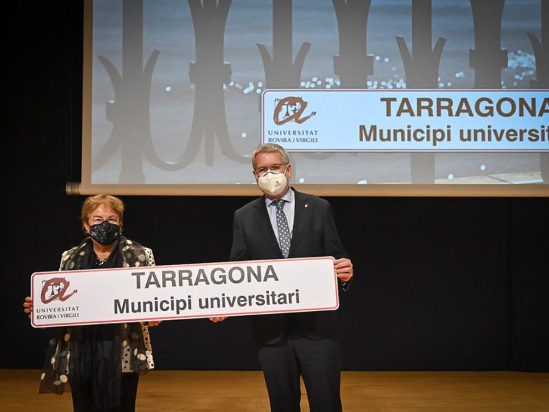 Maria José Figueras i Pau Ricoma amb pancarta Tarragona ciutat universitària