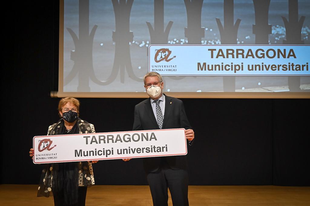 Maria José Figueras i Pau Ricoma amb pancarta Tarragona ciutat universitària