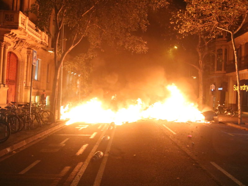 Una barricada en flames de punta a punta d'un carrer de Barcelona el 15 d'octubre del 2019.