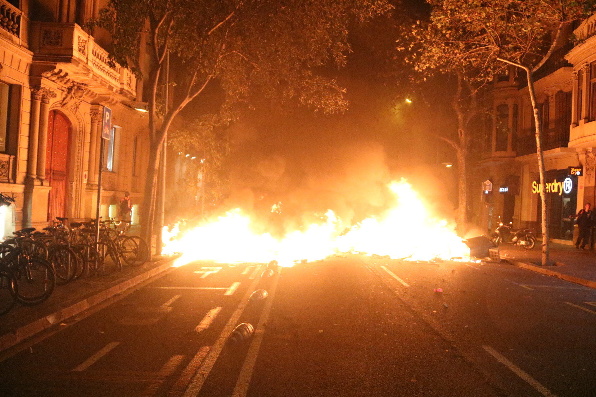 Una barricada en flames de punta a punta d'un carrer de Barcelona el 15 d'octubre del 2019.