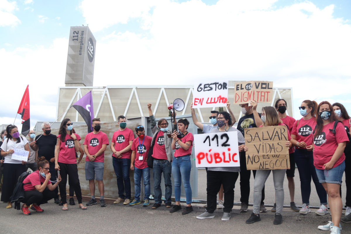 Concentració de treballadors del 112 a les portes de l'edifici d'emergències de Reus, durant la jornada de vaga. Foto del 23 de juny del 2021. ACN.