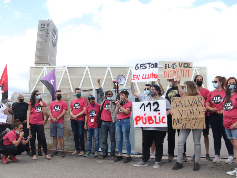 Concentració de treballadors del 112 a les portes de l'edifici d'emergències de Reus, durant la jornada de vaga. Foto del 23 de juny del 2021. ACN.