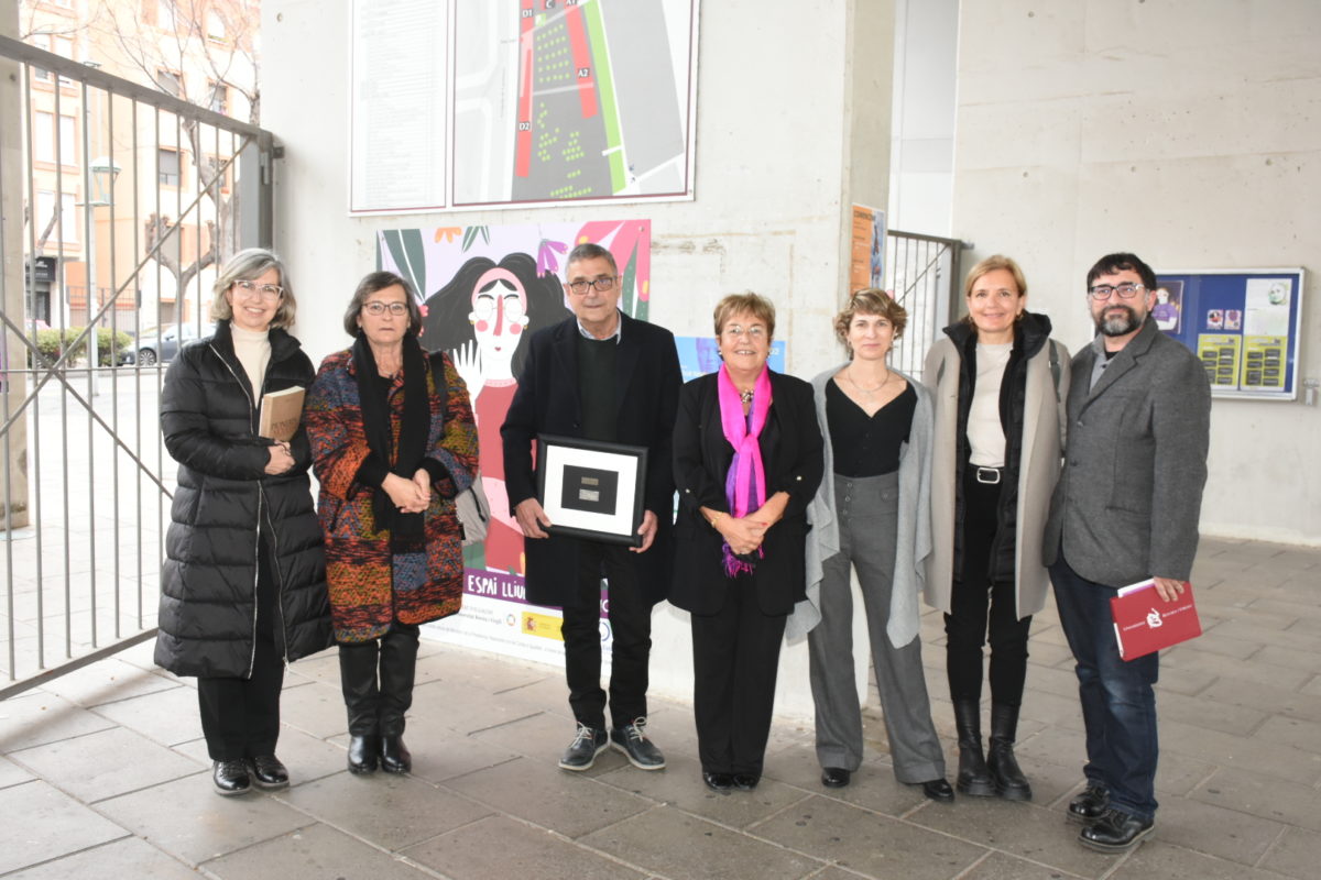 D’esquerra a dreta, Inma Pastor, directora de la Unitat d’Igualtat; Montserrat Duch, directora de la col·lecció Atenea i professora de la URV; Alfred Arola, director d’Arola Editors; María José Figueras, rectora de la Universitat; Mireia Sopena, cap de l’àrea d’edició d’Edicions UB; Laura Román, secretària general i responsable d’Igualtat, i Jaume Llambrich, tècnic de Publicacions URV.