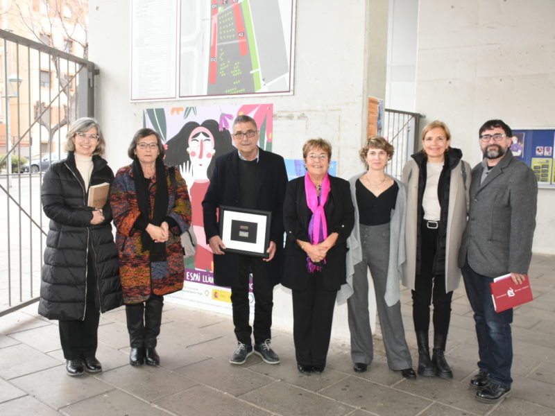 D’esquerra a dreta, Inma Pastor, directora de la Unitat d’Igualtat; Montserrat Duch, directora de la col·lecció Atenea i professora de la URV; Alfred Arola, director d’Arola Editors; María José Figueras, rectora de la Universitat; Mireia Sopena, cap de l’àrea d’edició d’Edicions UB; Laura Román, secretària general i responsable d’Igualtat, i Jaume Llambrich, tècnic de Publicacions URV.