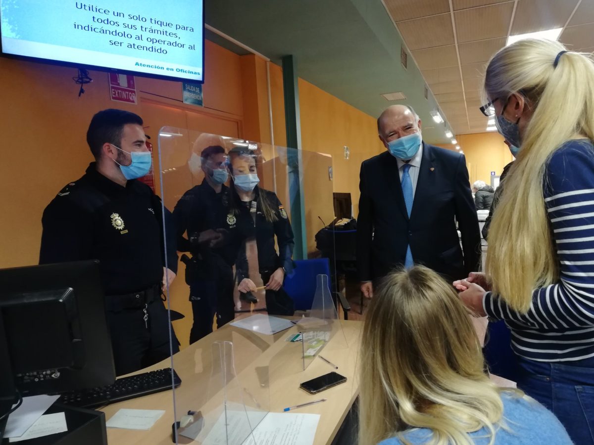 El subdelegat del Govern a Tarragona, Joan Sabaté, de visita aquest dimecres a l'Oficina d'Estrangeria.