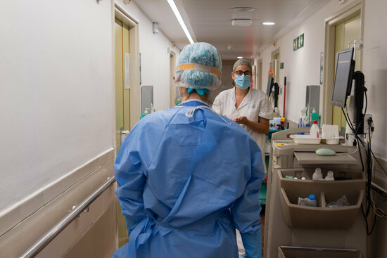 Professionals sanitaris en un passadís de la sala d'hospitalització.