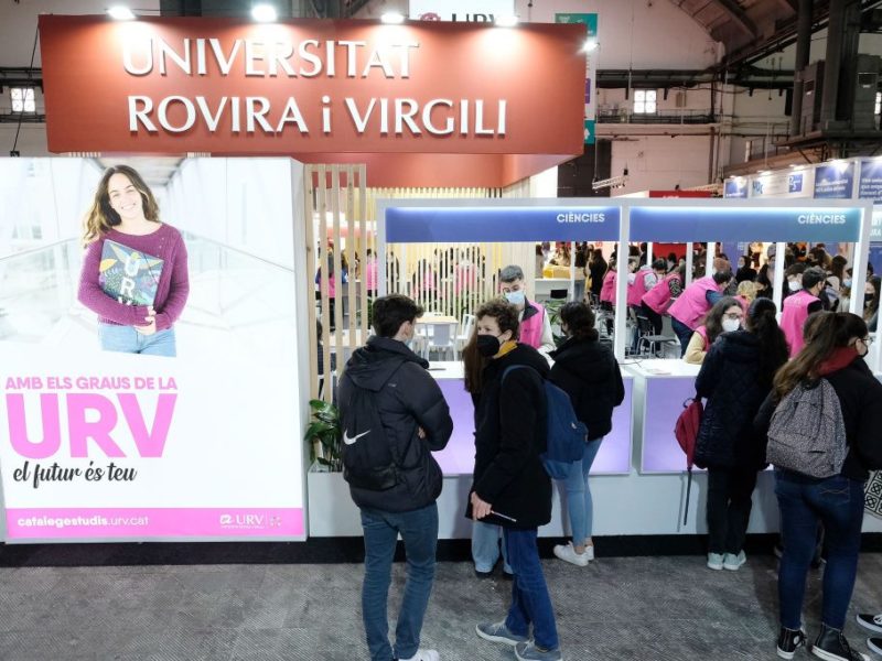 Estand de la Universitat Rovira i Virgili al Saló de l'Ensenyament (Barcelona), que es fa del 16 al 20 de març. FOTO: Andreu Puig / URV.