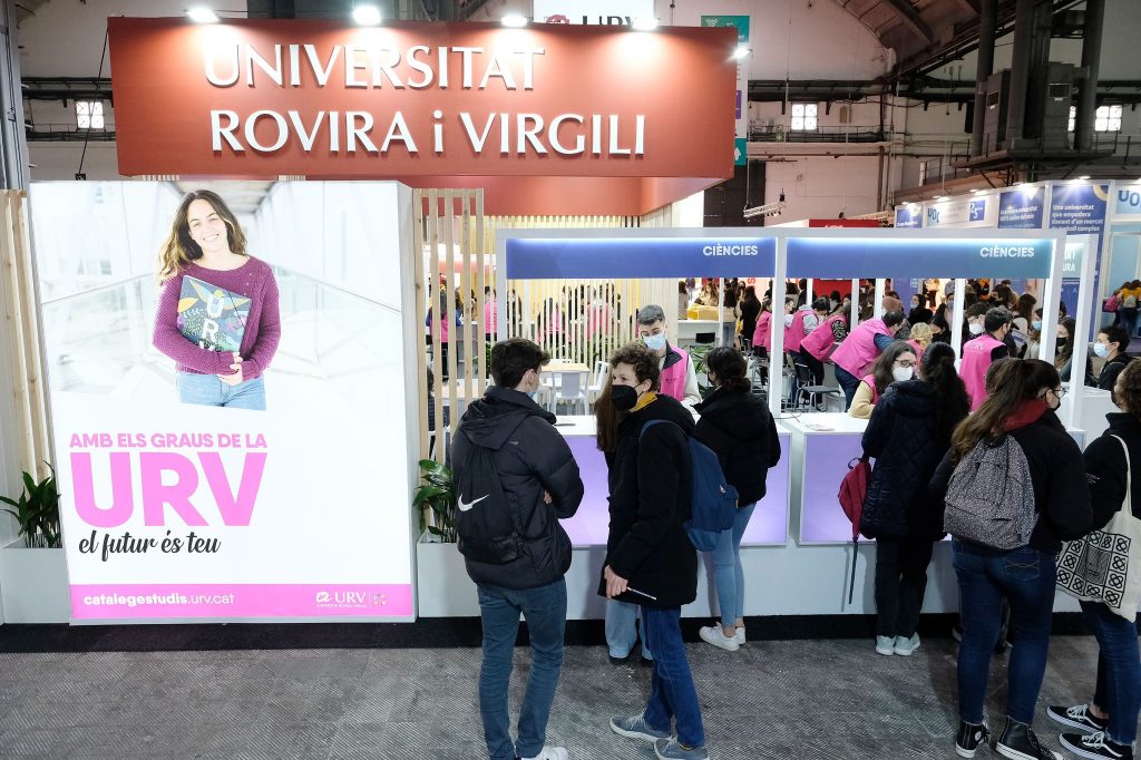 Estand de la Universitat Rovira i Virgili al Saló de l'Ensenyament (Barcelona), que es fa del 16 al 20 de març. FOTO: Andreu Puig / URV.