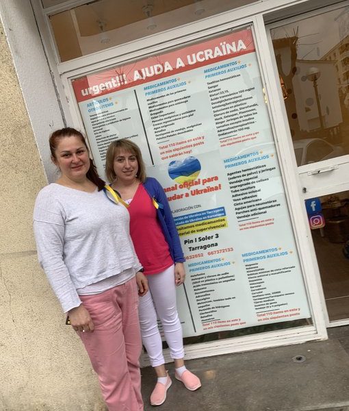 Olena Kletsko i Anna Vasylenko recullen material al seu local d'estètica al carrer Pin i Soler