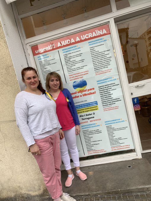 Olena Kletsko i Anna Vasylenko recullen material al seu local d'estètica al carrer Pin i Soler