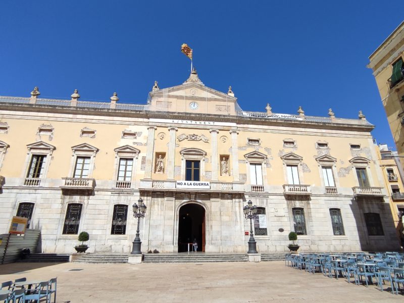 Façana Ajuntament de Tarragona abril 2022 cartell amb no a la guerra