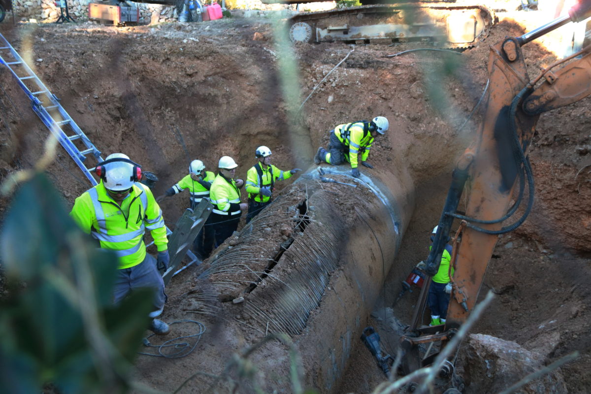 Operaris treballant per reparar la canonada principal del CAT, al terme municipal de l'Ametlla de Mar. Foto: ACN.