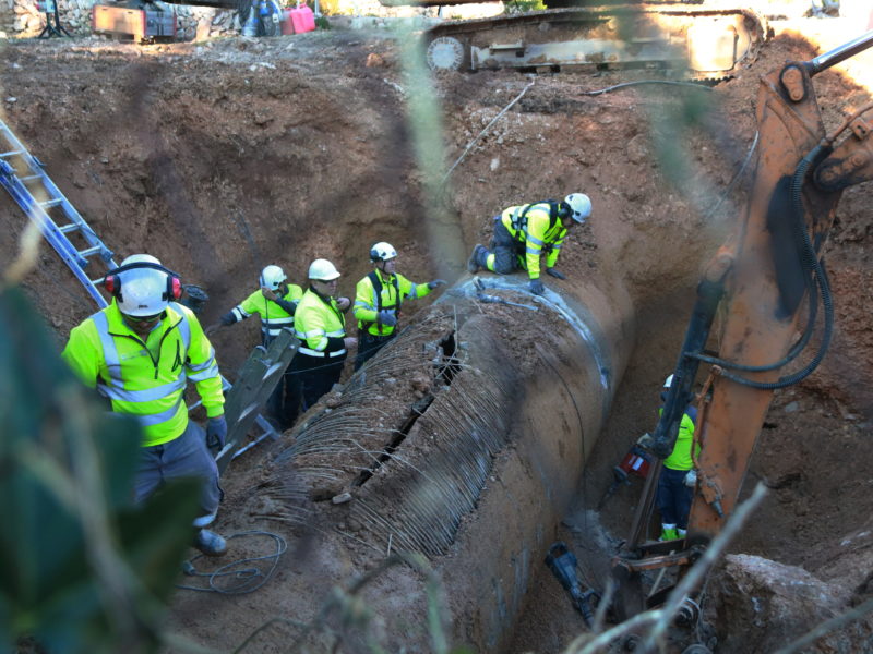 Operaris treballant per reparar la canonada principal del CAT, al terme municipal de l'Ametlla de Mar. Foto: ACN.