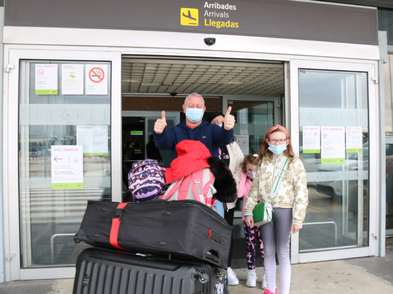 Una família sortint de la terminal de sortides de l'Aeroport de Reus, d'un vol procedent de Dublín. Foto: ACN.