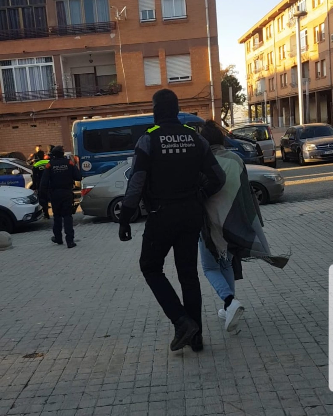 Un agent s'emporta una de les persones detingudes. Foto: Mossos d'Esquadra.