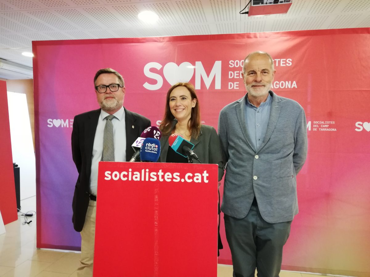 El senador del PSC, Santi Castellà, la diputada Sandra Guaita i el diputat Joan Ruiz, abans de la roda de premsa.