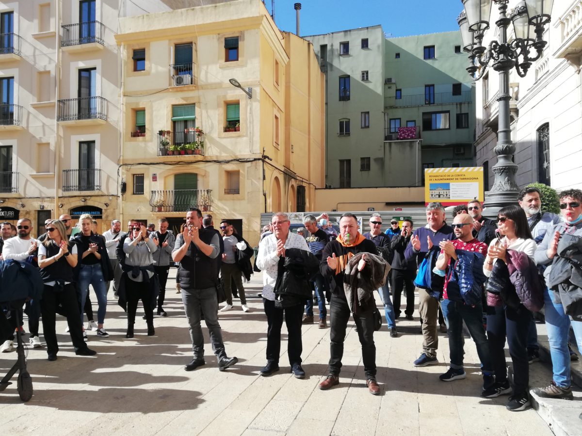 Treballadors de l'EMT en la protesta que han fet a la Plaça de la Font.