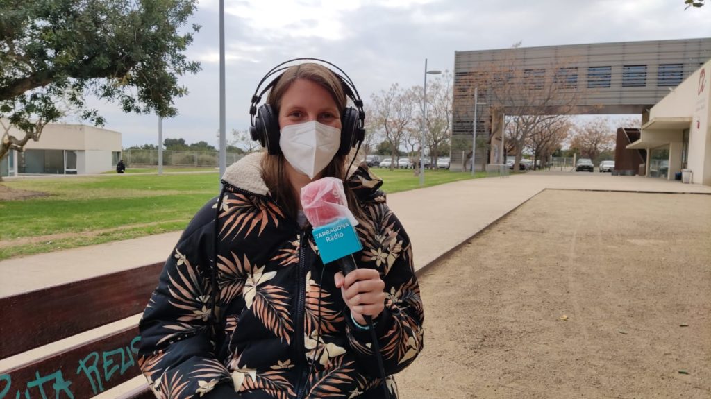 investigadora Anna Boqué amb micròfon Tarragona Ràdio