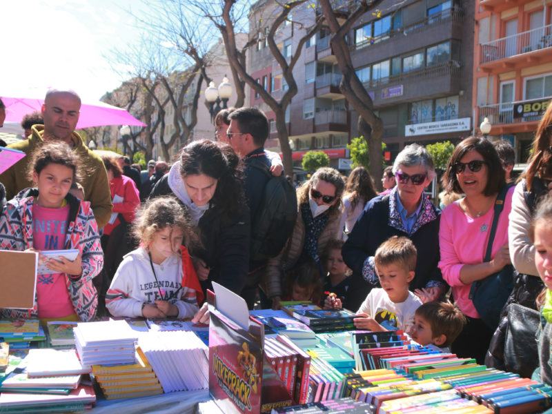 Famílies mirant llibres per Sant Jordi