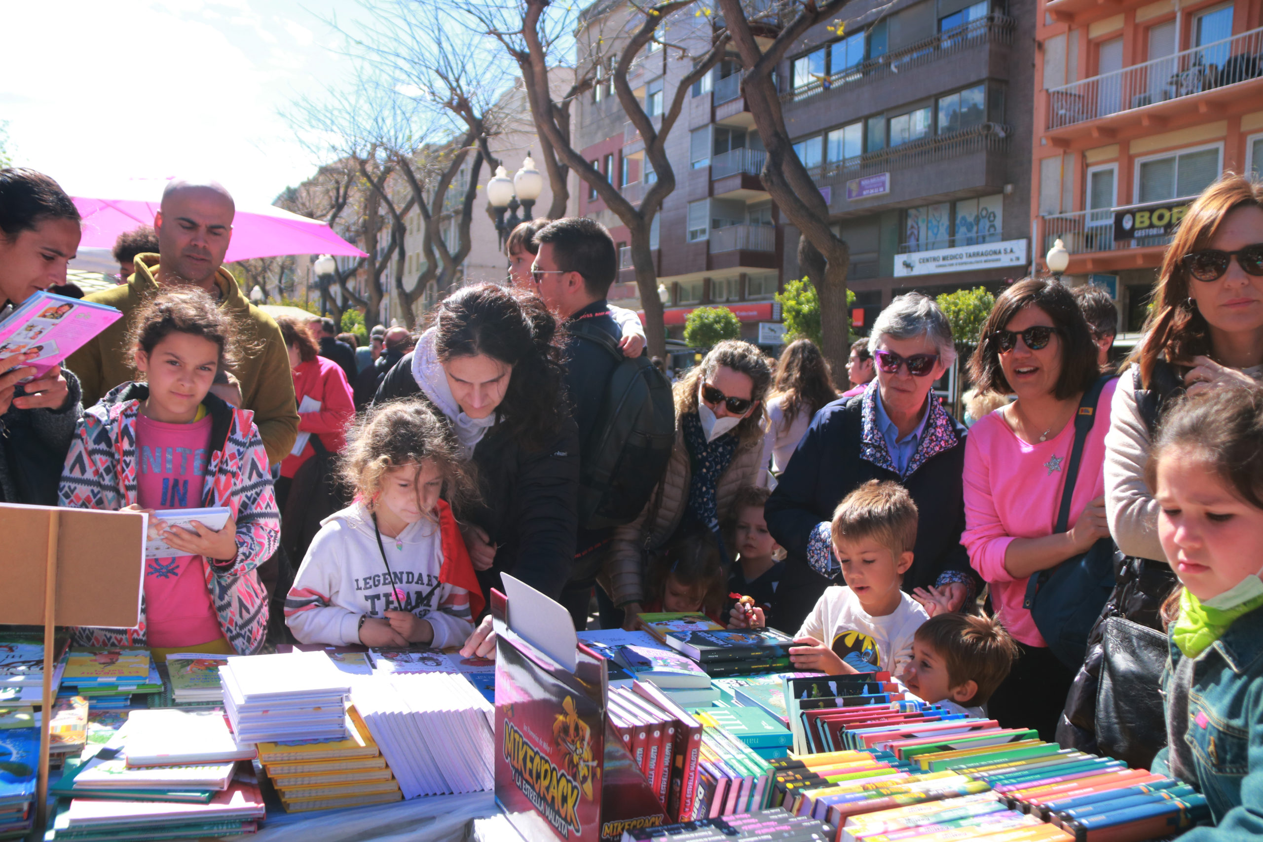 Famílies mirant llibres per Sant Jordi