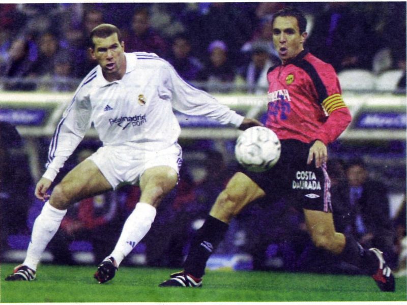 Zinedine Zidane i Jordi Masnou en el partit al Bernabéu