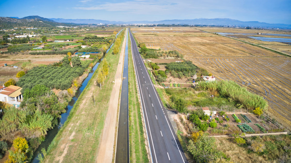 vista aèria carretera i canal d'aigua