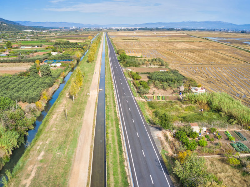 vista aèria carretera i canal d'aigua