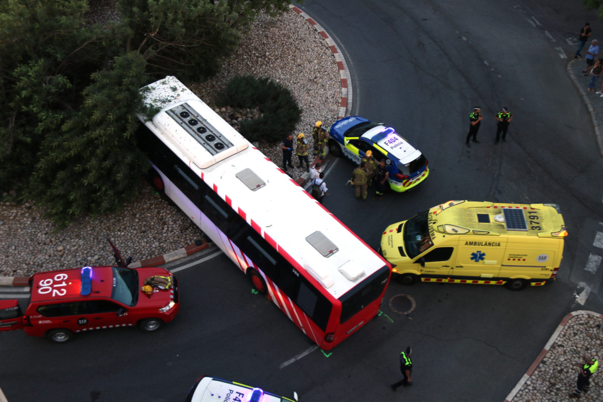 Autobús EMT accidentat dins d'una rotonda 2022