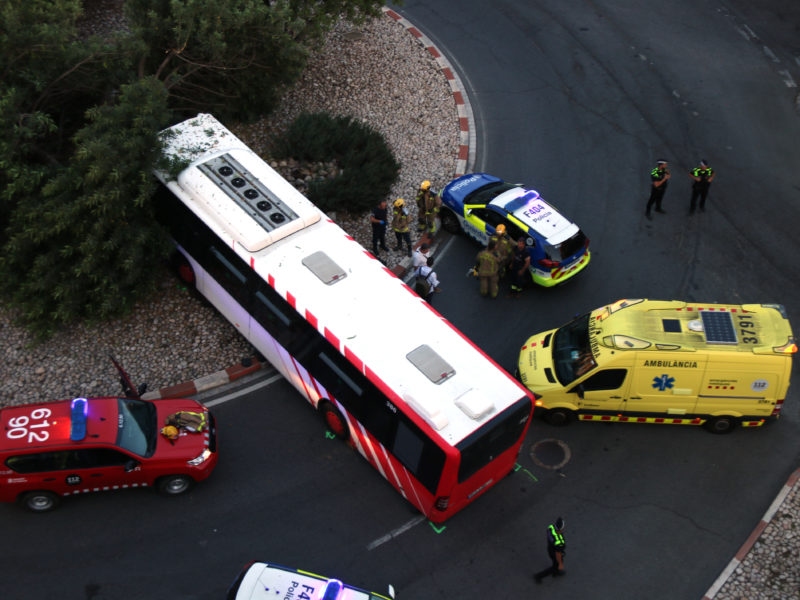 Autobús EMT accidentat dins d'una rotonda 2022