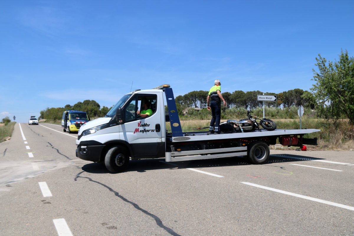 Grua s'emporta moto accidentada