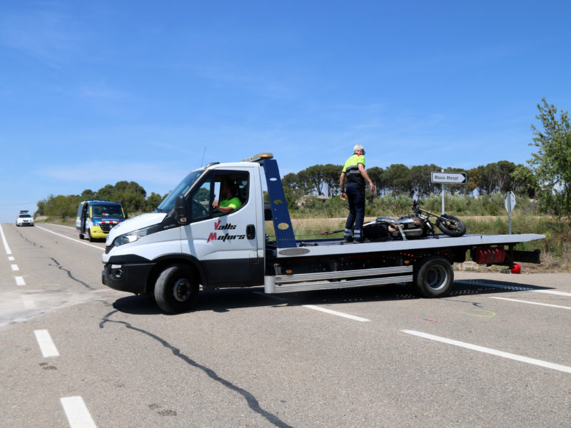 Grua s'emporta moto accidentada