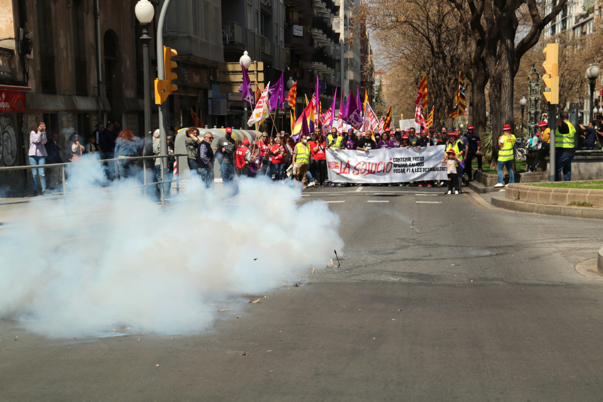 Una traca de petards explota a la capçalera de la manifestació sindical de l'1 de Maig a Tarragona. Autor: Anna Ferràs