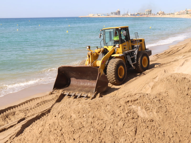 Una màquina mou sorra a la platja del Miracle. Foto: ACN.