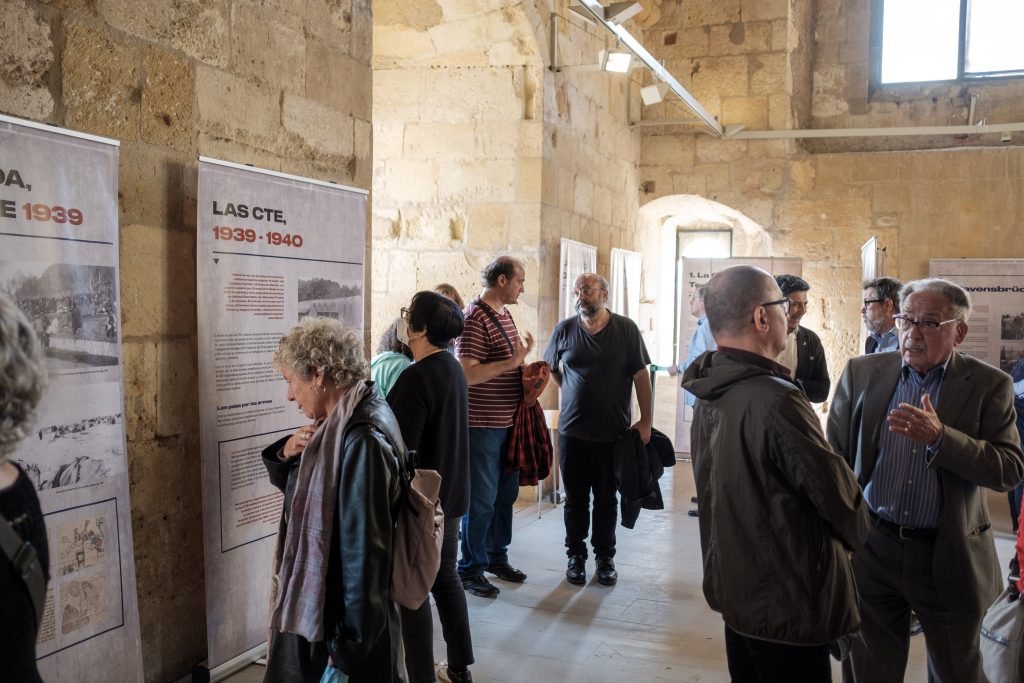 Interior museu amb gent